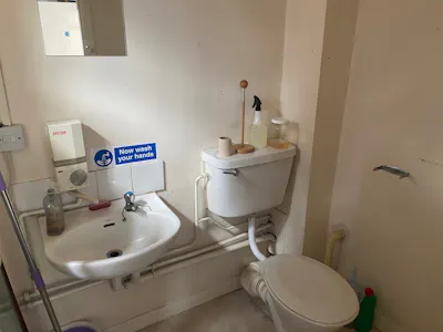 19 Green Street, Neath, Retail To Let - Toilet.jpg