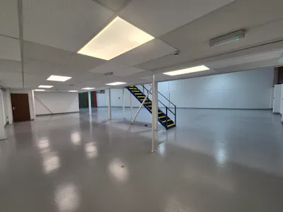 Unit 24, Glossop, Industrial/Logistics / Office To Let - 20260916_114129.jpg