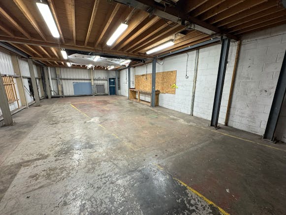 Unit 18, Southend-on-Sea, Industrial To Let - WhatsApp Image 2024-11-11 at 16.52.20_a8bf117f.jpg