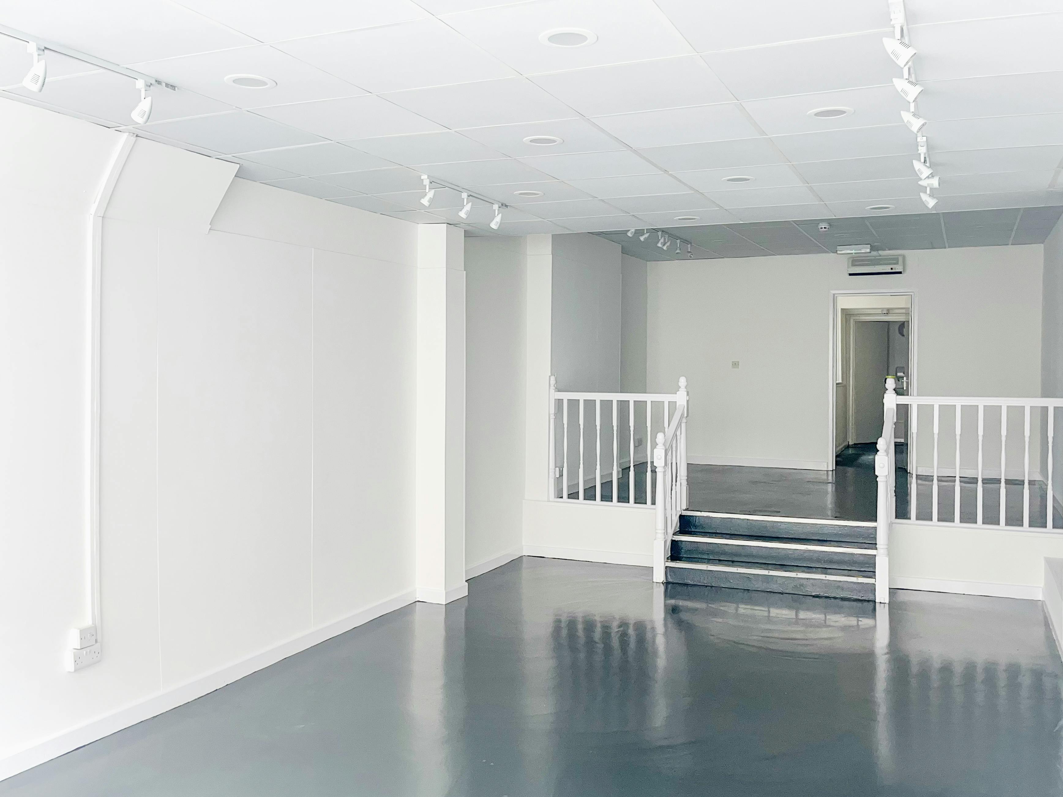 Retail/Shop in Winchester - photo 2