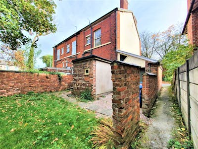 6 Kennerley Road, Stockport, Retail To Let - 20221019_145906 2.jpg