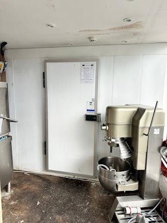 Unit 12, 8 Kew Bridge Road, Brentford, Restaurant To Let - IMG_2549.JPEG