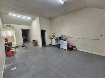 47 High Street West, Glossop, Retail To Let - 20260121_163923.jpg
