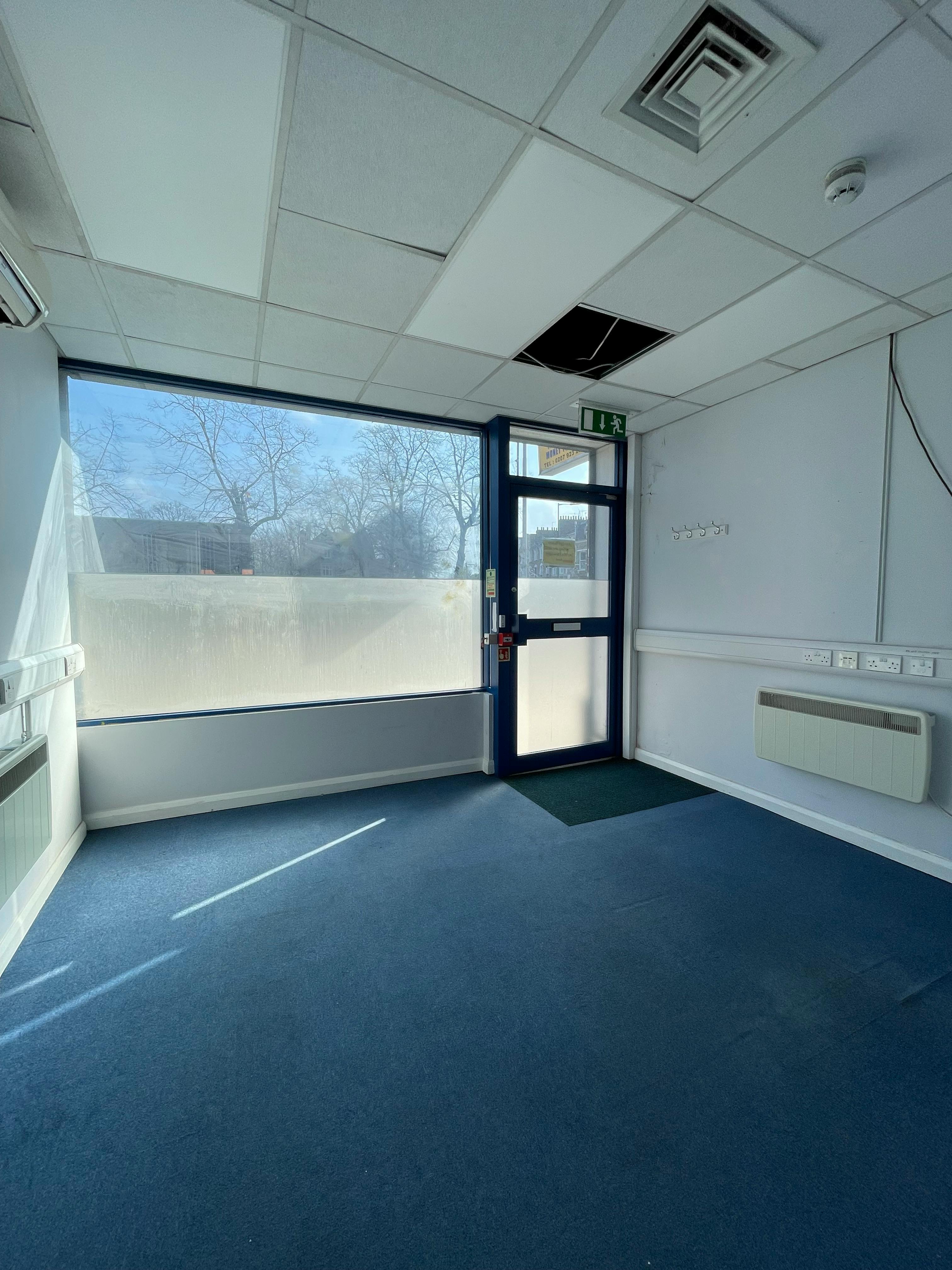 Retail/Shop in Stoke Newington - photo 2