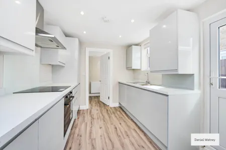 Frobisher Street, London, Terraced house To Let - Kitchen