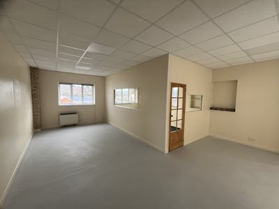 Unit 4, High Wycombe, Industrial / Office To Let - 20250328_091440532_iOS.jpg