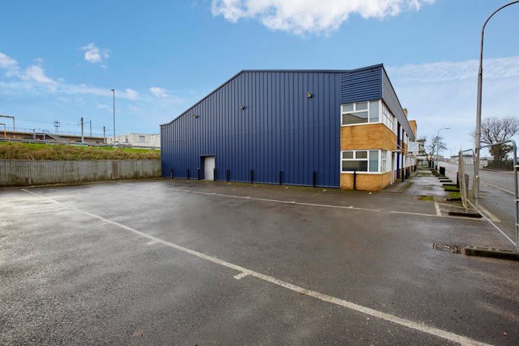Meadow View Court, Reading, Industrial / Warehouse To Let - Cardiff Road 199213 External 2.jpg