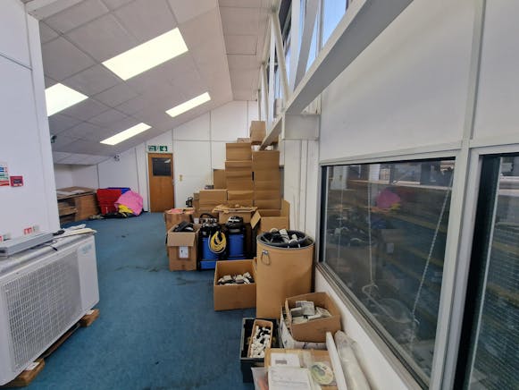 Unit 2, Bessemer Park, Basingstoke, Industrial To Let - 20250507_105330.jpg