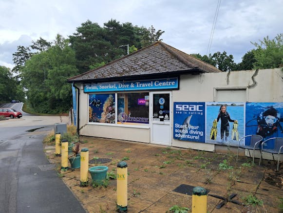 Brookers Corner, Crowthorne, Retail For Sale - pro9Gntqsfo.jpeg