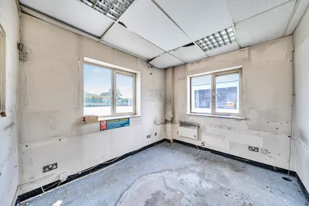 12 Smeaton Close, Aylesbury, Industrial / Warehouse To Let - 1509088 (12).jpg