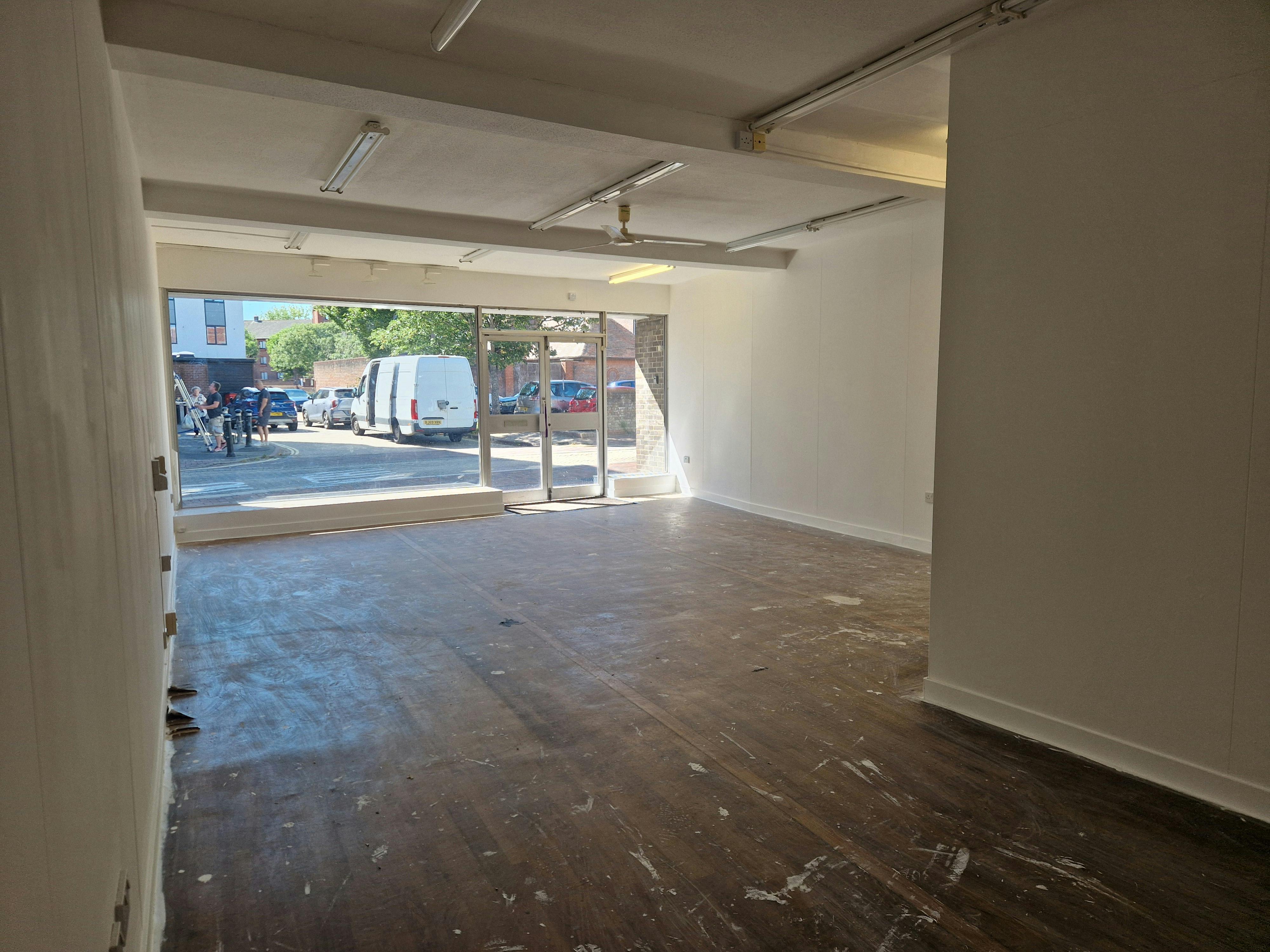 Retail/Shop in Gosport - photo 3