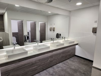 Regency House, Basildon, Office To Let - Ref 17 Regency House  Mens Toilets.jpg