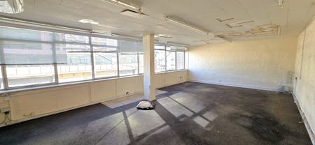 Unit 8, Lyndean Industrial Estate, London, Industrial To Let - 20260408_162436 - Edited.jpg