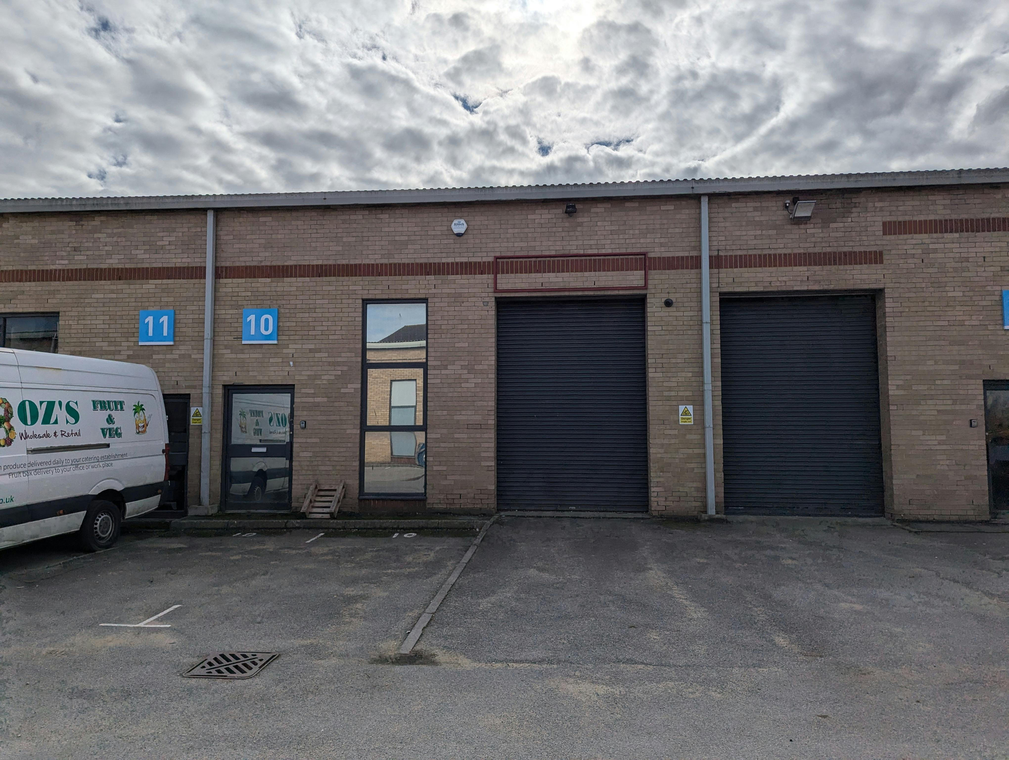 Unit 10, Woking, Industrial / Warehouse To Let - PXL_20241003_120632297.jpg