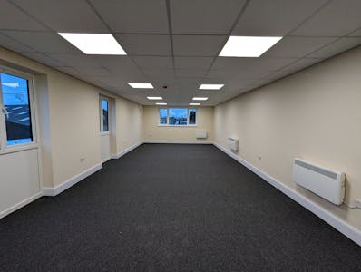 Unit 15, Kings Langley, Office To Let - PXL_20240108_084335945.jpg