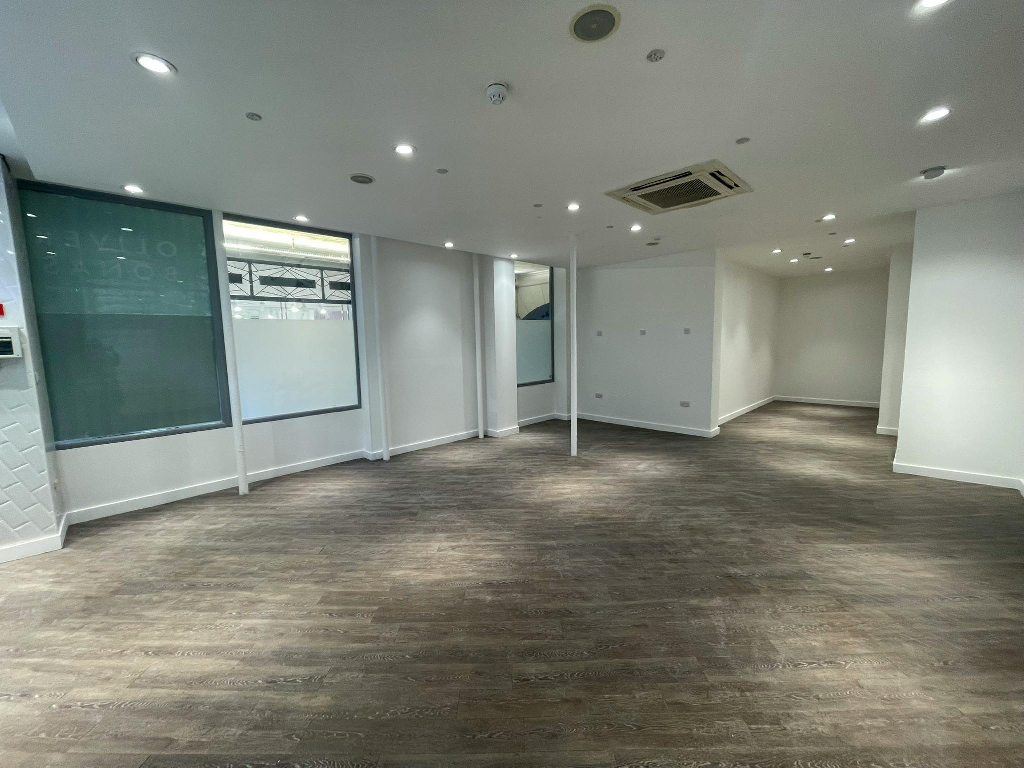 Retail/Shop in London - photo 3