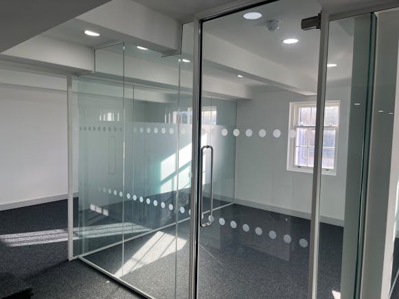 Second Floor Offices, 79-81 High Street, Marlow, Offices To Let - 20251104_133527198_iOS.jpg