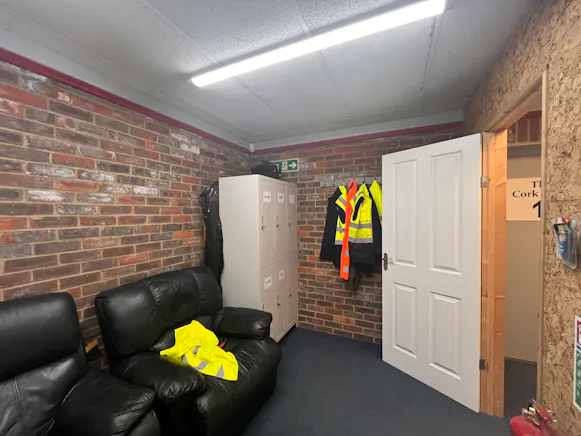 16-18 Rabans Close, Aylesbury, Industrial Lease Assignment - 20260716_095441679_iOS.jpg