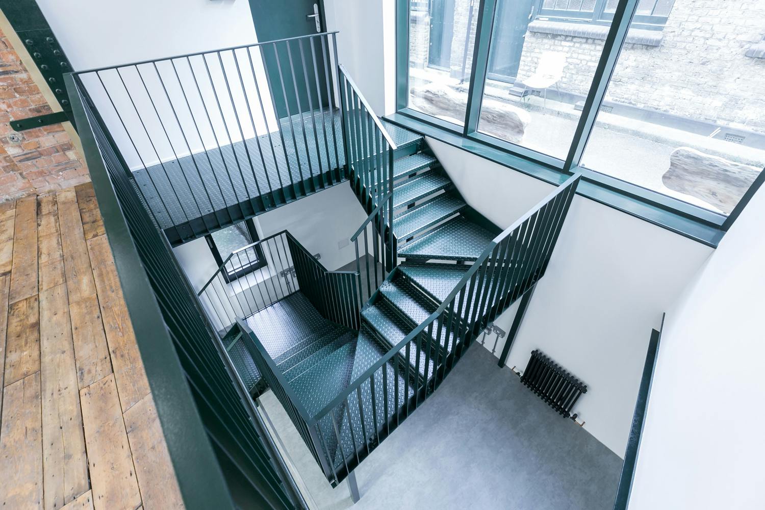 Retail/Shop in London - photo 2