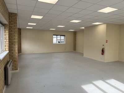 Unit 4, High Wycombe, Industrial / Office To Let - 20250328_091457381_iOS.jpg