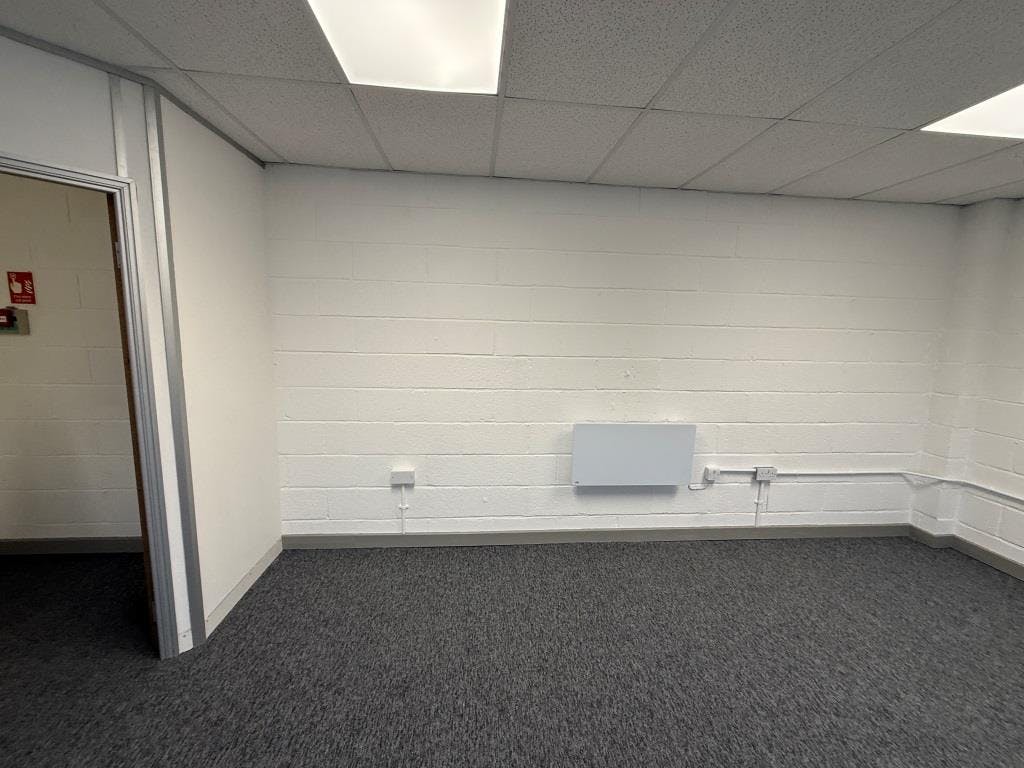 Unit 12, Vale Industrial Estate, Aylesbury, Industrial To Let - IMG_7215.JPG