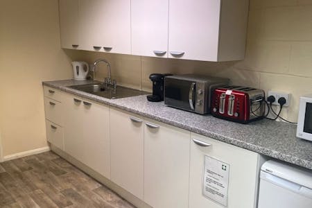 6 Peerglow Centre, Ware, Office To Let - 4.jpg