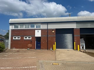Unit 9, Vale Industrial Estate, Aylesbury, Industrial To Let - IMG_3101.JPG