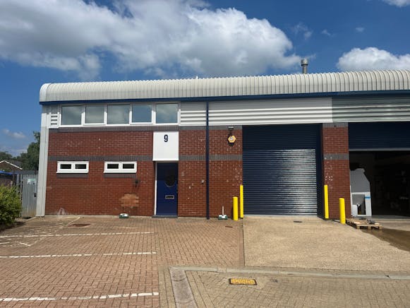 Unit 9, Vale Industrial Estate, Aylesbury, Industrial To Let - IMG_3101.JPG
