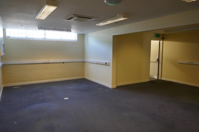 32-33 Oakwood Hill Industrial Estate, Oakwood Hill, Loughton, Industrial / Offices To Let - P1000937.JPG