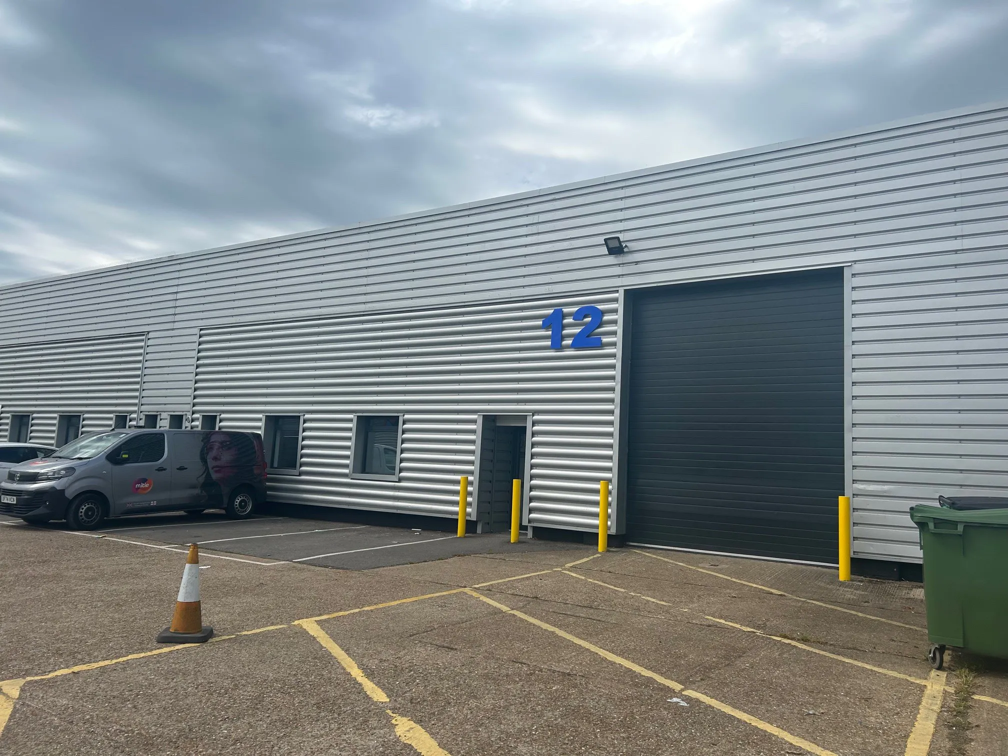Unit 12, Bilton Industrial Estate, Bracknell, Industrial To Let - 4.jpg