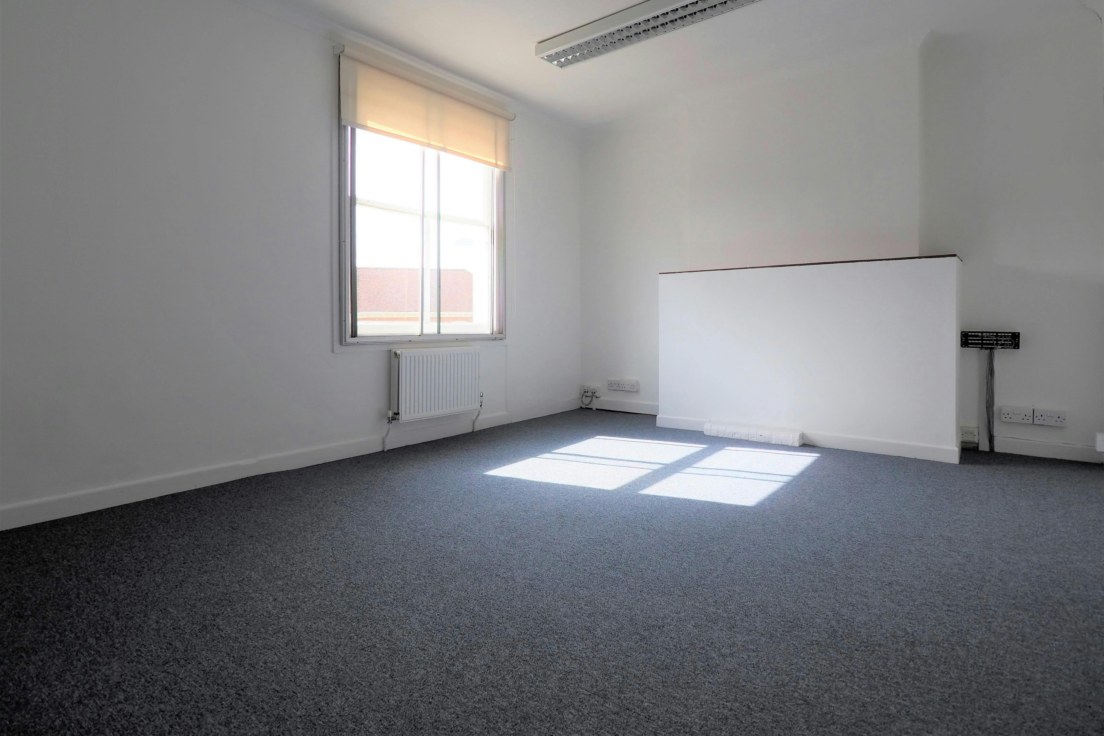 1st Floor, 22 London Road, Horsham, Office To Let - P8280009.JPG
