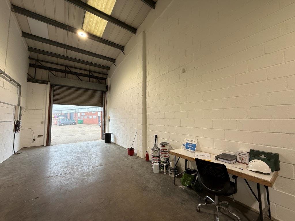Unit 12, Vale Industrial Estate, Aylesbury, Industrial To Let - IMG_7194.JPG