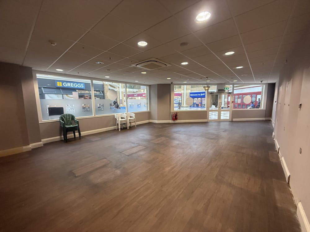 21 Market Place, Burgess Hill, Leisure / Restaurant / Cafe / Retail / High Street Retail / Retail - In Town / Shopping Centre To Let - IMG_6882.jpg