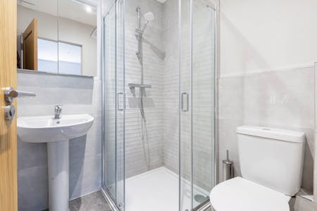 Tuskar Street, London, Terraced house To Let - Bathroom