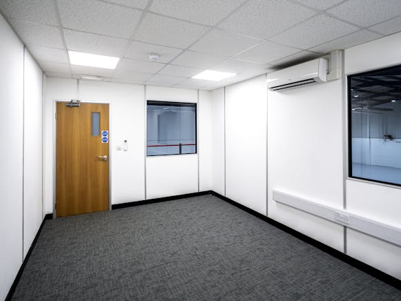 Unit 2D, Martinbridge Trade Park, Enfield, Industrial To Let - UKMartinbridgeTPUnit2DNov2327_high.jpg