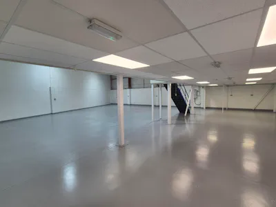 Unit 24, Glossop, Industrial/Logistics / Office To Let - 20260916_114159.jpg
