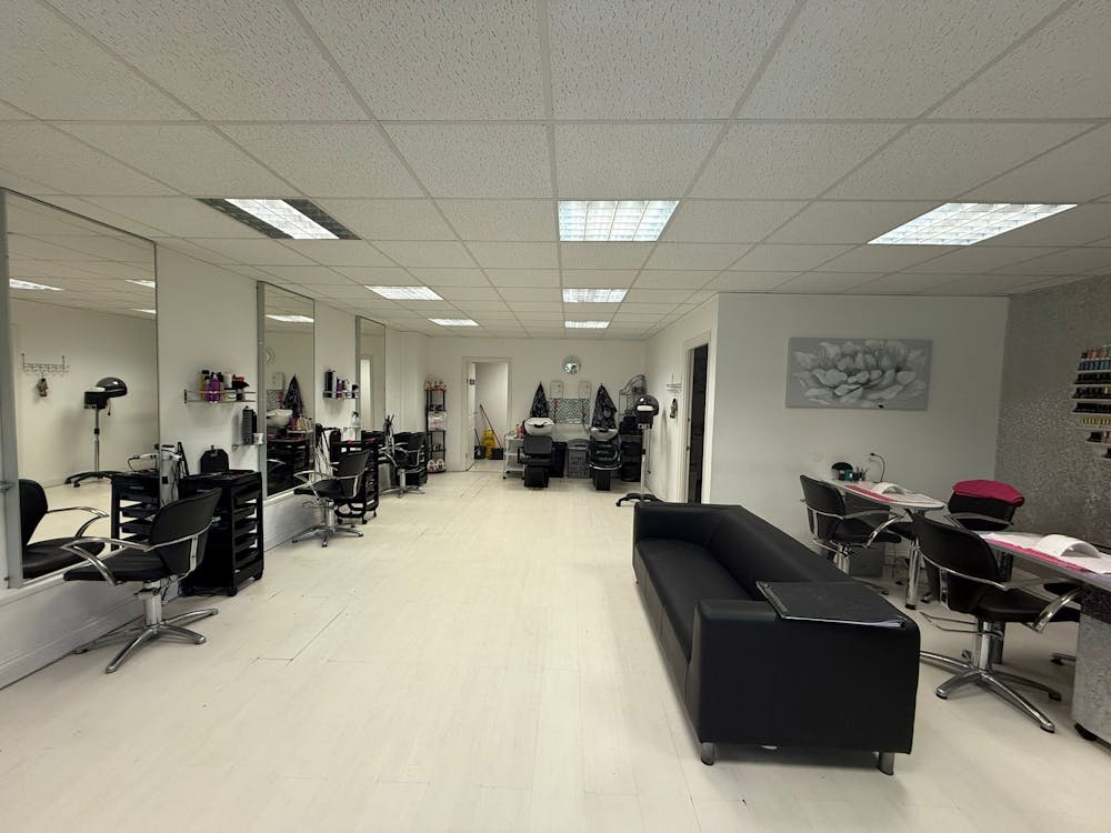 8 Chalvedon Square - WhatsApp Image 20241024 at 092446_004f4c10.jpg