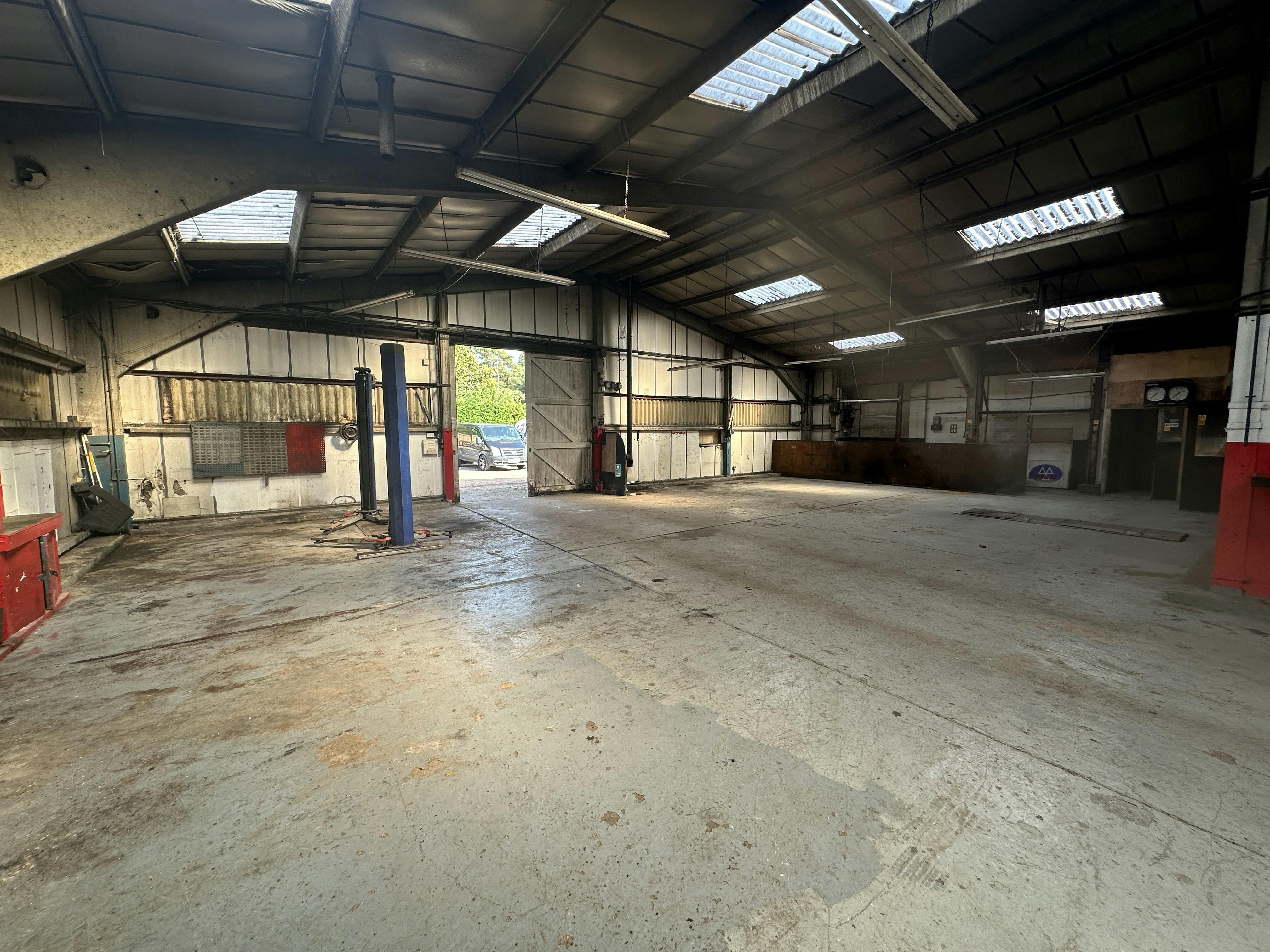 Rushmoor Garage, Tilford Road, Farnham, Motortrade / Industrial / Warehouse To Let - IMG_9886.JPG