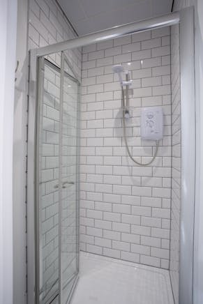 48 Corn Street, Bristol, Office To Let - 48 Corn Street shower facilities2.jpg