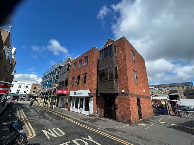 Sir Henry Darville House, Windsor, Office To Let - External.jpg
