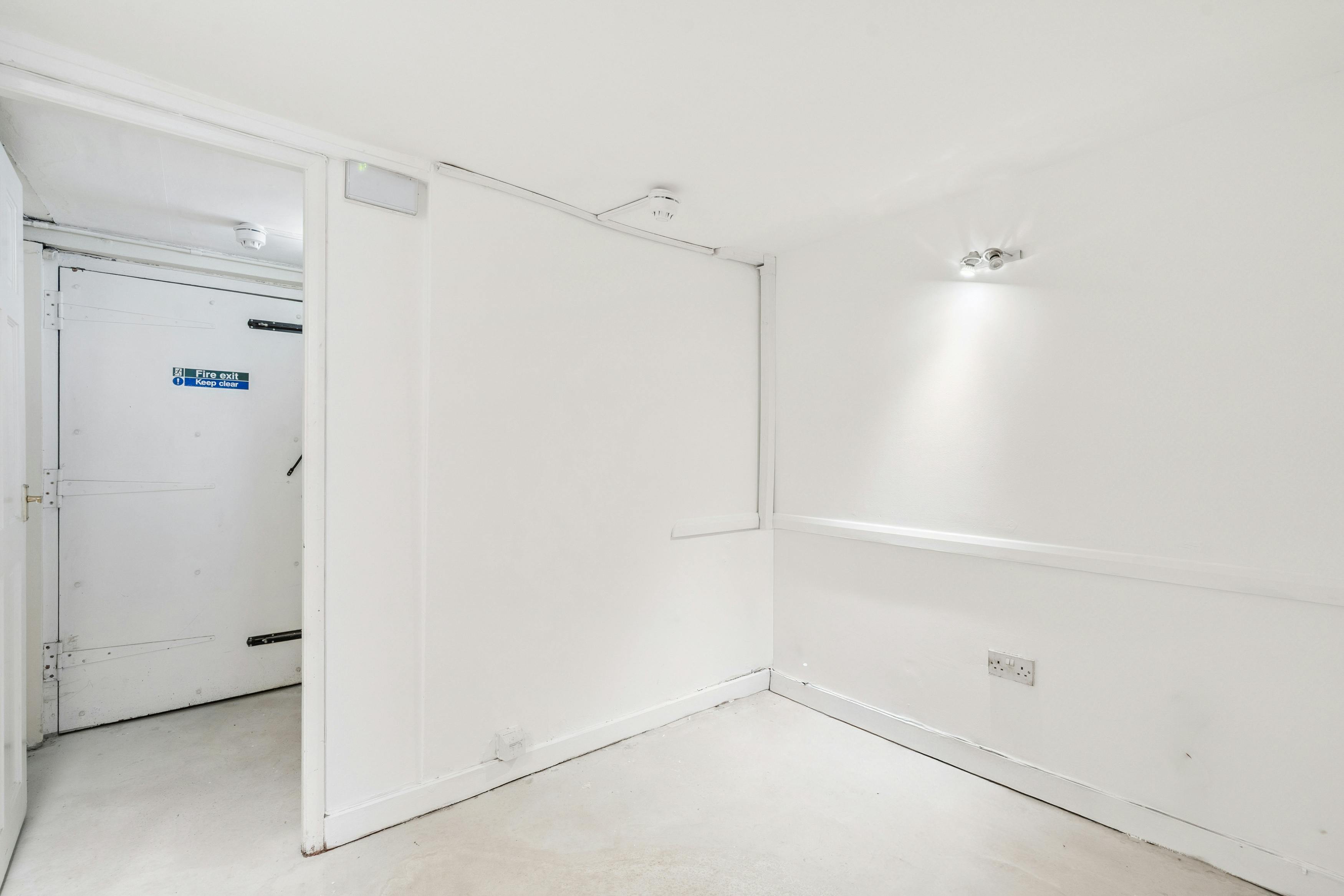 15 Temple Street, Aylesbury, Offices To Let - DSC00299-2-4c8d0d6b0968d0e57093f7a7142e0eee.jpg