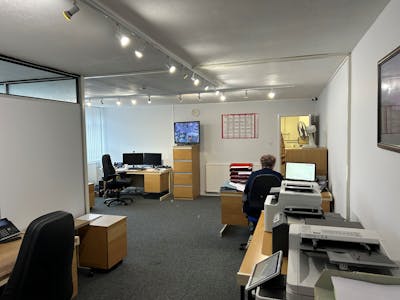 57 Lancaster Road, Barnet, Industrial / Warehouse To Let - Office interior.jpg