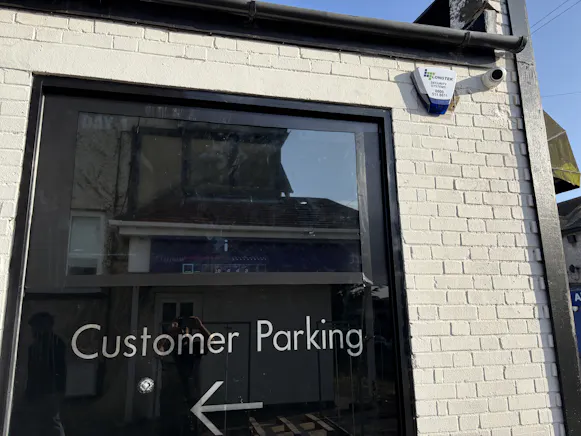 210-212 High Road, Benfleet, Retail To Let - P02 - Customer parking sign.jpg