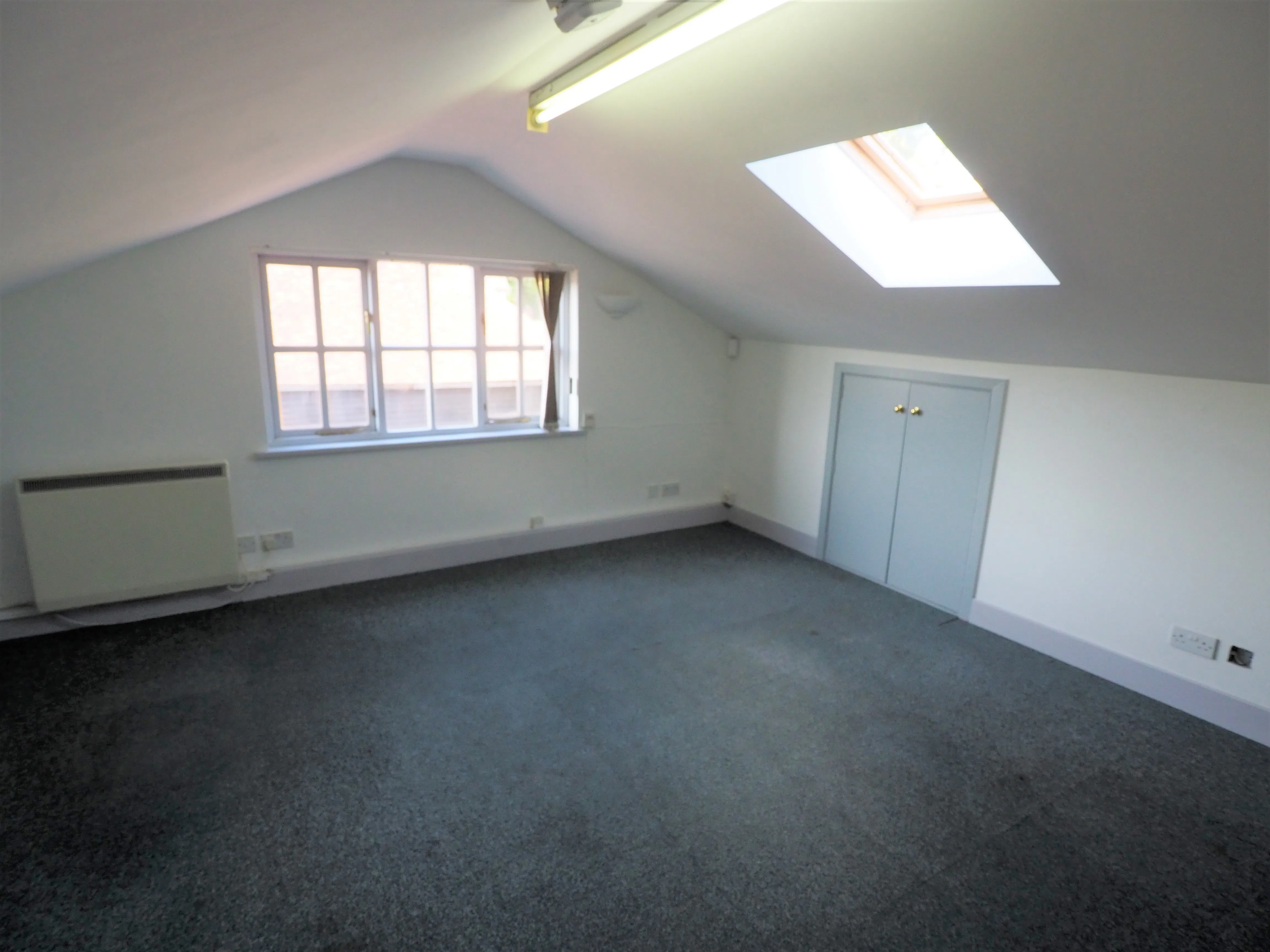 The Annexe, Meadow Court, Horsham, Office To Let - PA090055.JPG