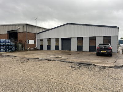 Units 1-4 The Point, Aylesbury, Industrial To Let - 20251023_082637021_iOS.jpg