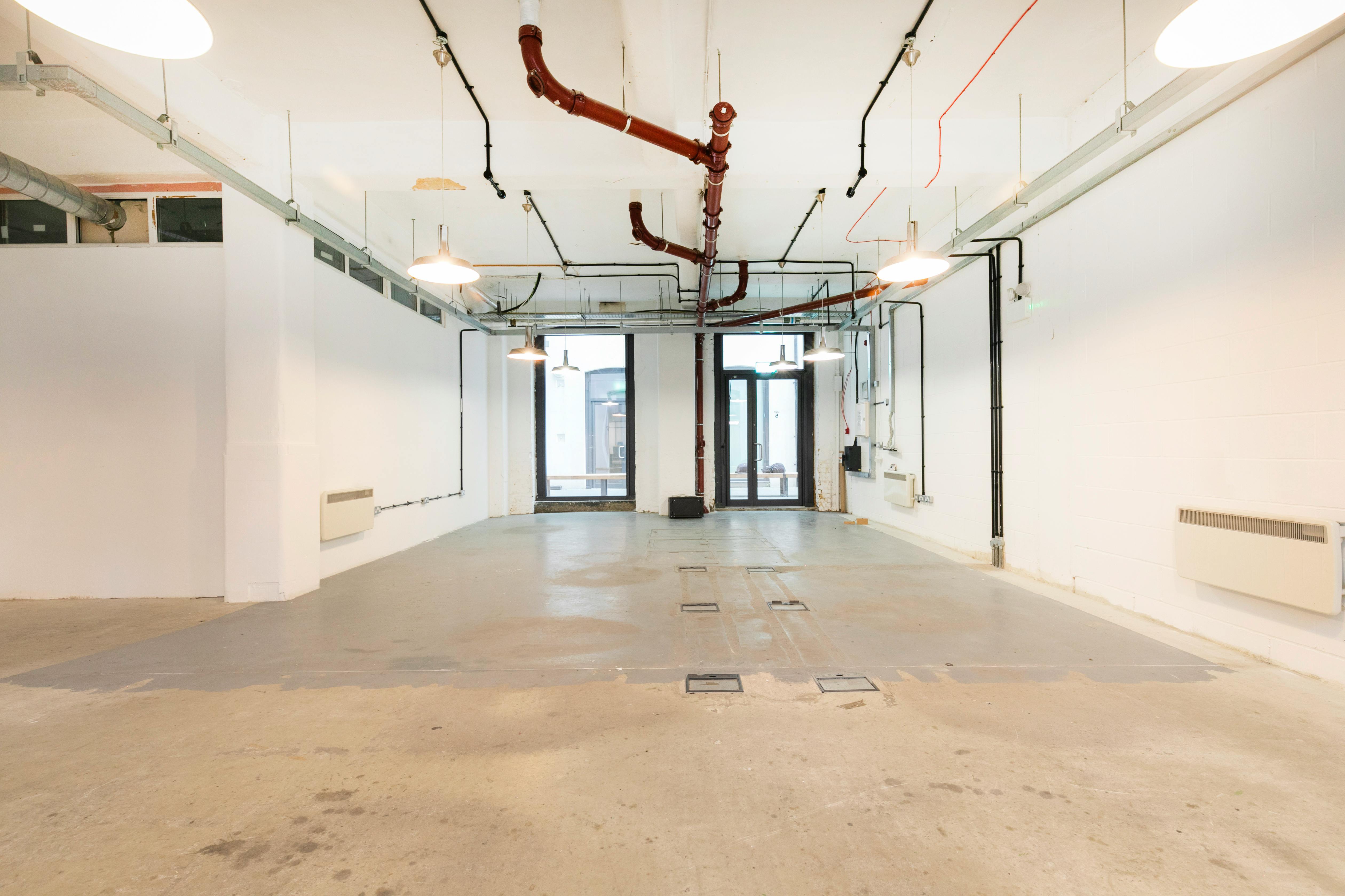 Retail/Shop in London - photo 3