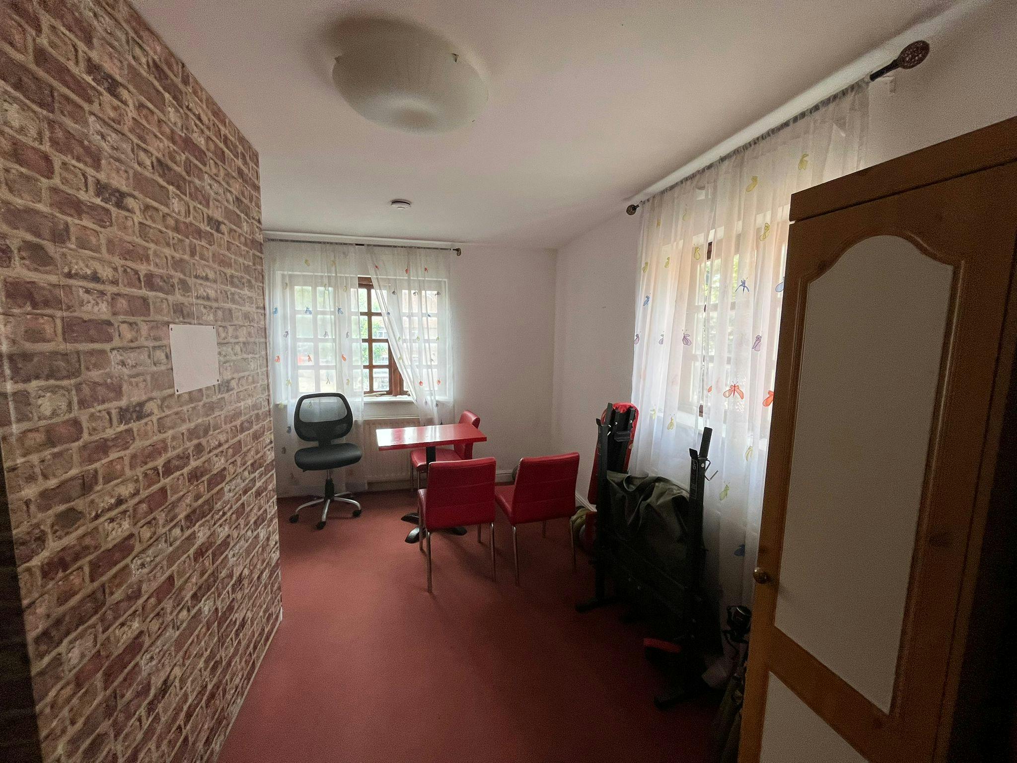 31 High Street, Aylesbury, Retail For Sale - 265a1b507c7749e0a647e4e49ea88160.jpg