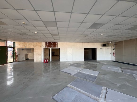 5 Broadfields Retail Park, Aylesbury, Industrial / Retail / Industrial Lease Assignment - WhatsApp Image 20250425 at 152645_08796b93.jpg