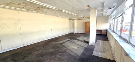 Unit 8, Lyndean Industrial Estate, London, Industrial To Let - 20260408_162541(0) - Edited.jpg
