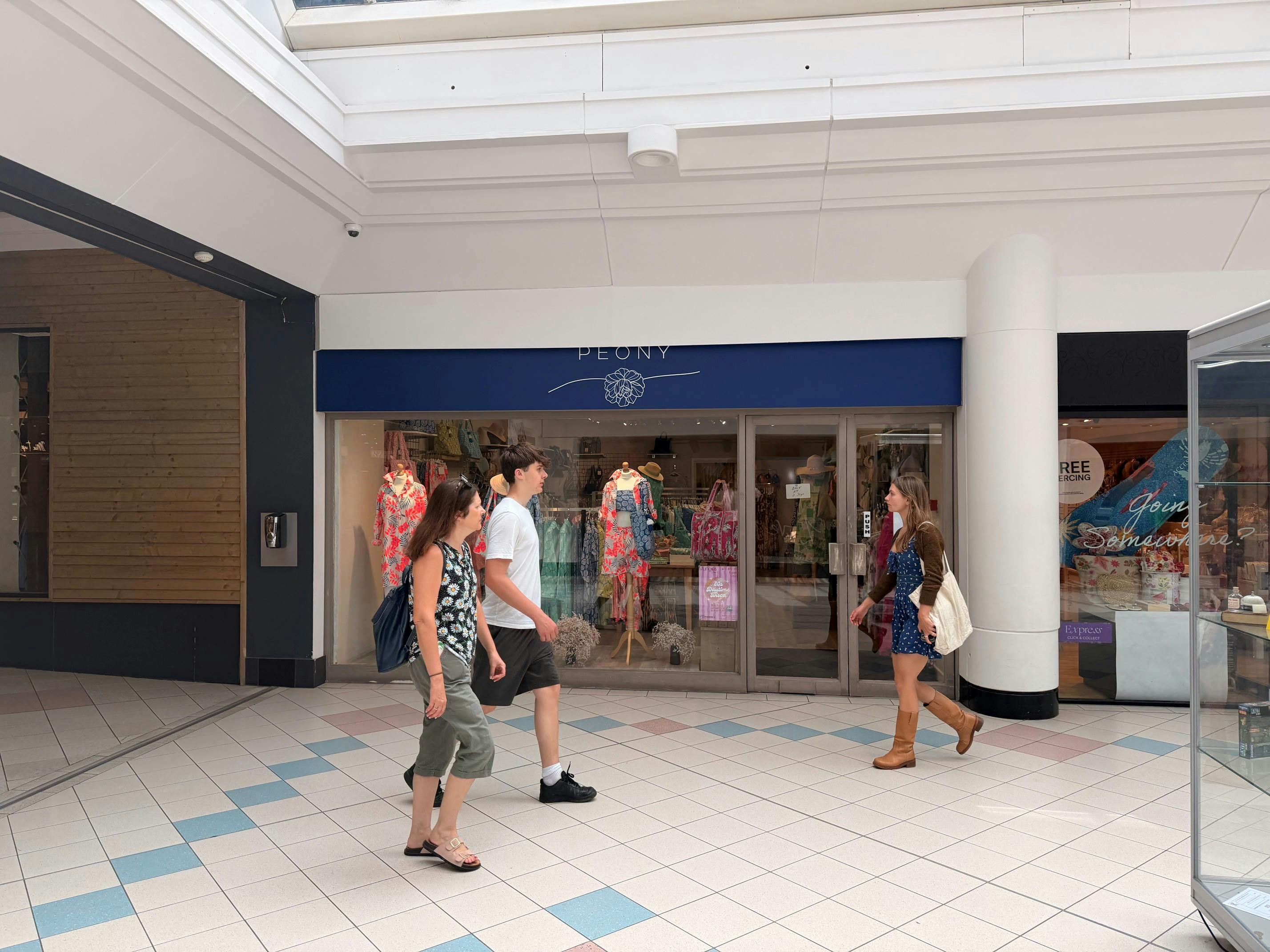24 Swan Walk, Horsham, Retail To Let - 1.jpg